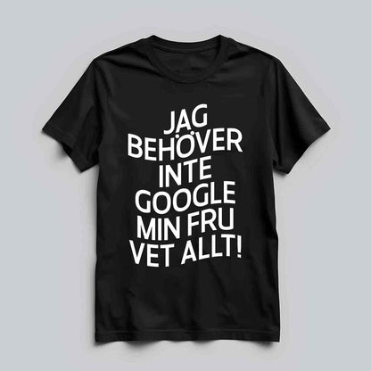 Min Fru Vet Allt Text T-shirt