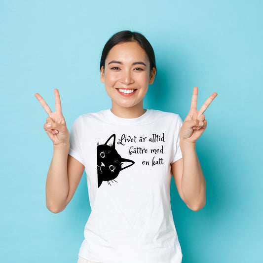 Livet Är Alltid Bättre Med En Katt T-shirt