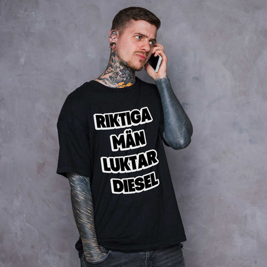 Riktiga Män Luktar Diesel T-shirt